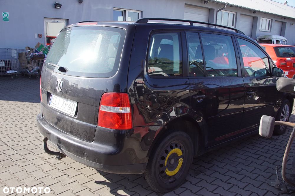 Auto na części - Volkswagen Touran I 1.9 TDI 105 KM BKC GQN LC9Z 2005R Silnik Skrzynia Drzwi Maska Błotnik Klapa Zderzak Lampa Lusterko Klamka Szyba Deska Kokpit Sterownik Moduł Czujnik Licznik Panel Kierownica - 4