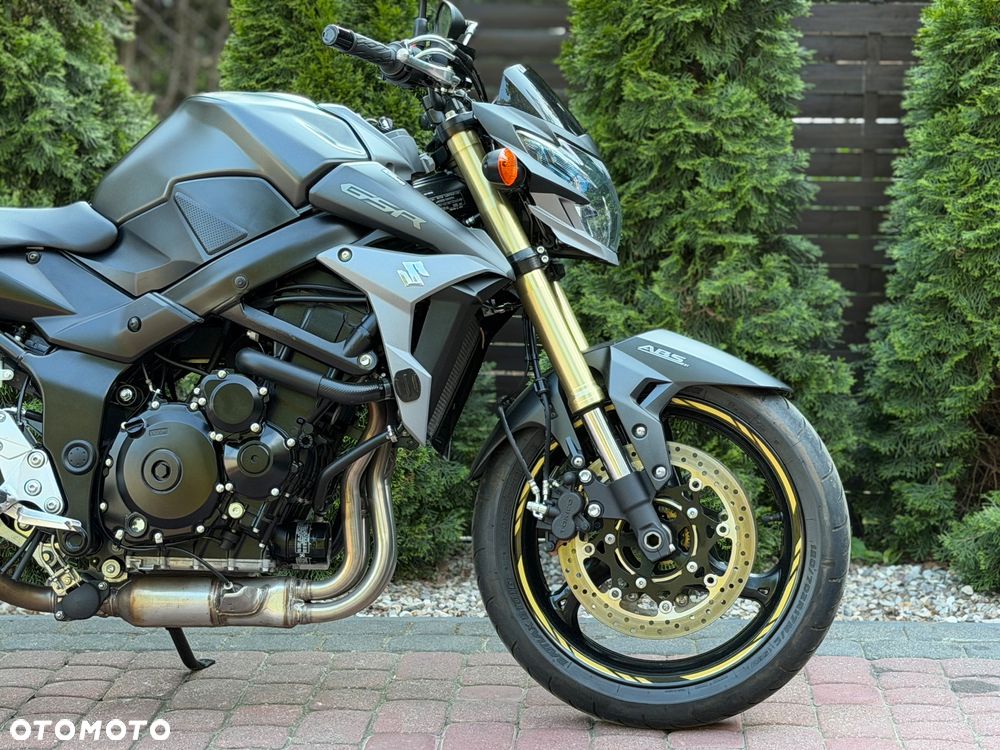 Suzuki GSR - 10