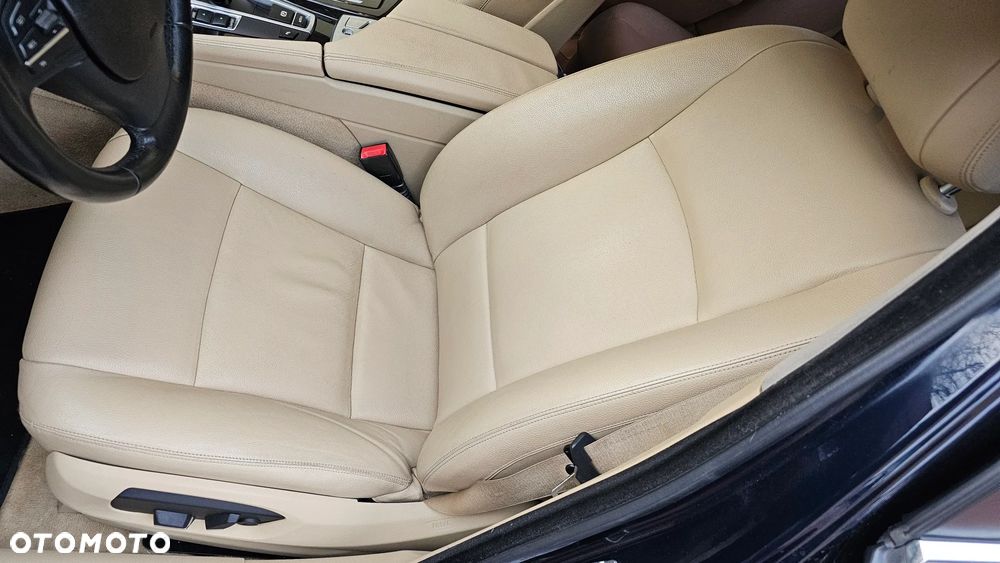 BMW Seria 5 528i xDrive Sport-Aut Luxury Line - 31