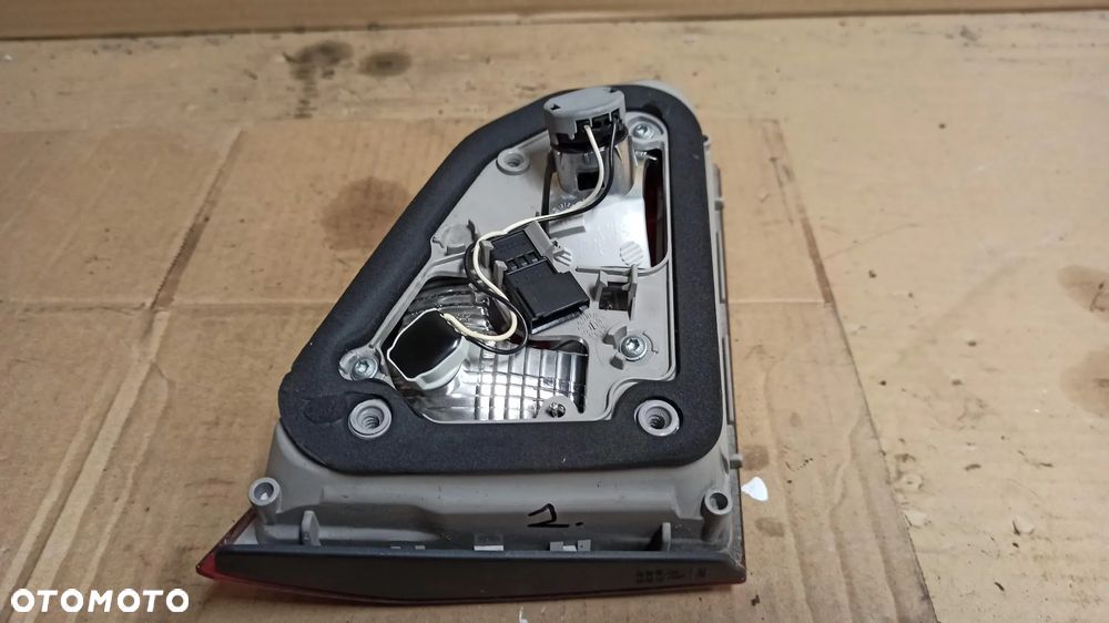 # LAMPA PRAWY TYŁ W KLAPĘ OPEL ASTRA J KOMBI nr 13282249 - 4