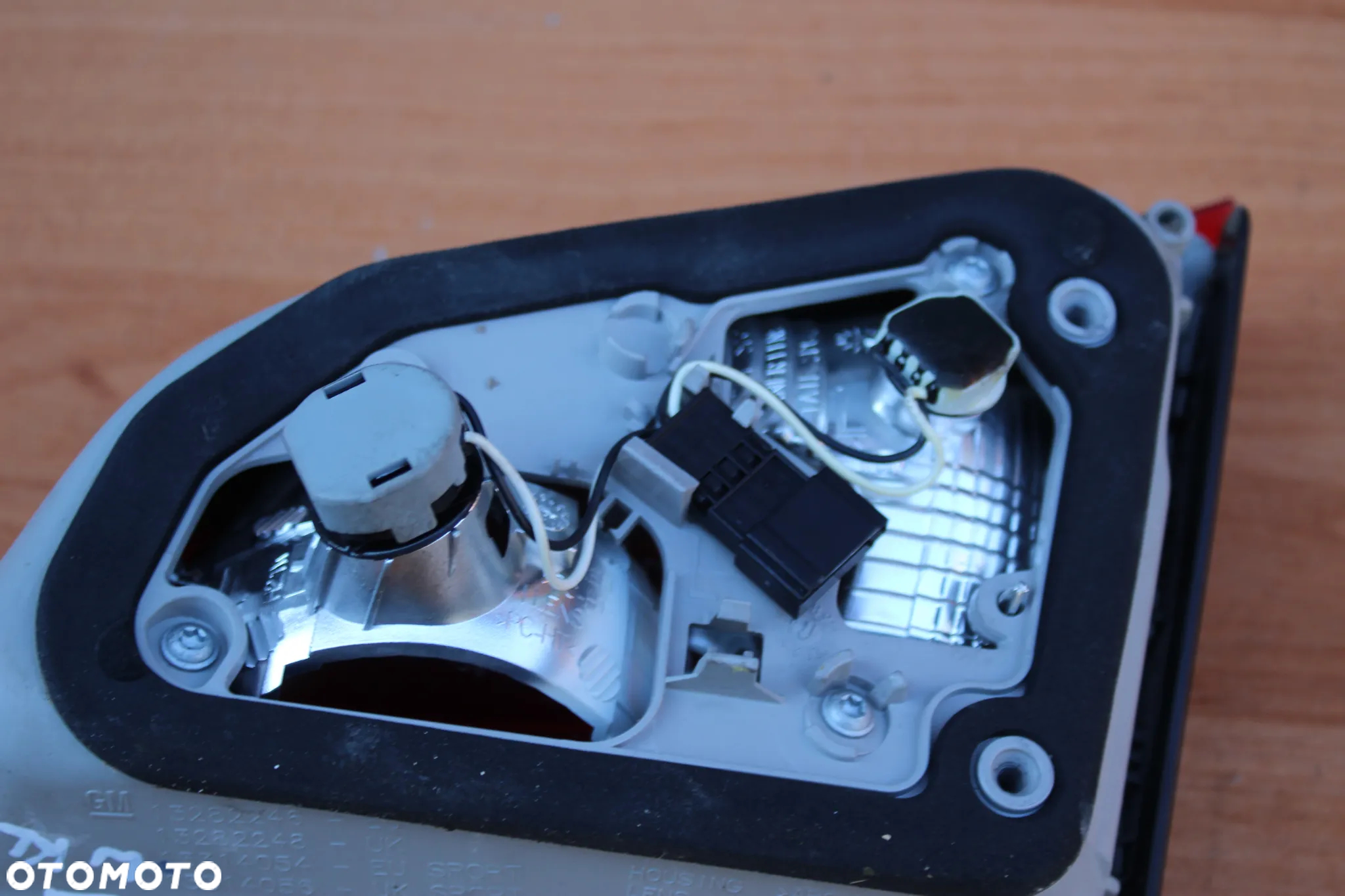 LAMPA LEWY TYŁ W KLAPĘ OPEL ASTRA J KOMBI EUROPA 13282246 JASNA - 7