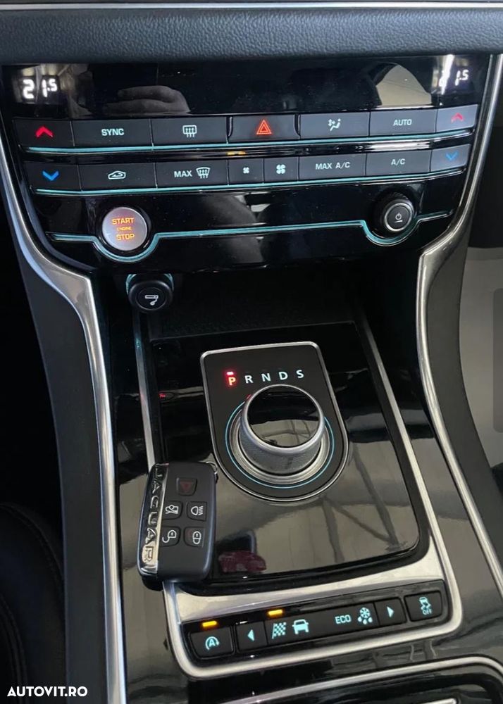 Jaguar XF 20d AWD Portfolio - 15