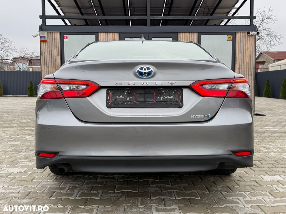 Toyota Camry Luxury - 8