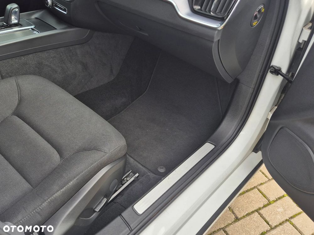 Volvo V60 B3 B DKG Momentum - 27