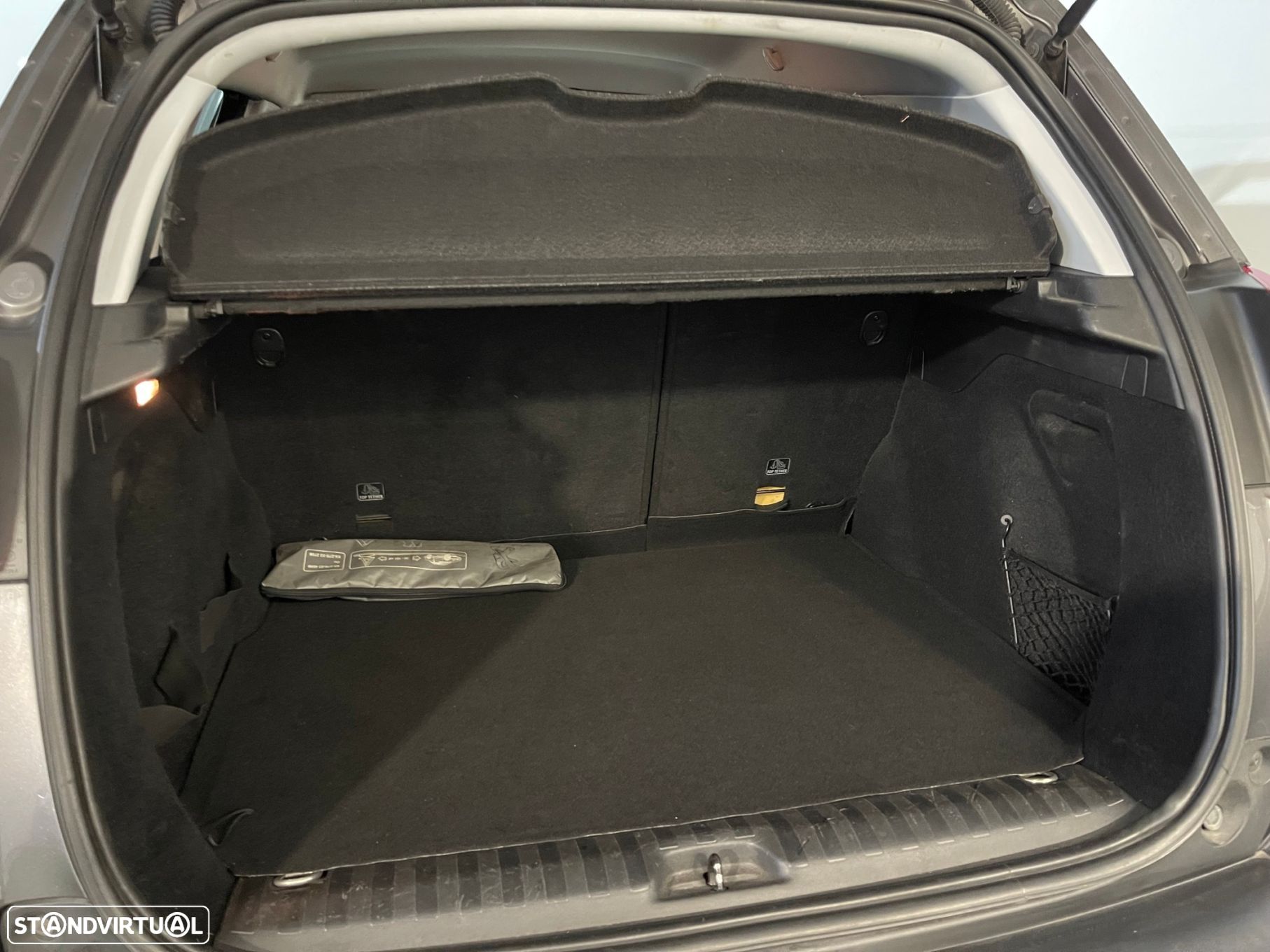 Peugeot 2008 1.6 BlueHDi Style - 25