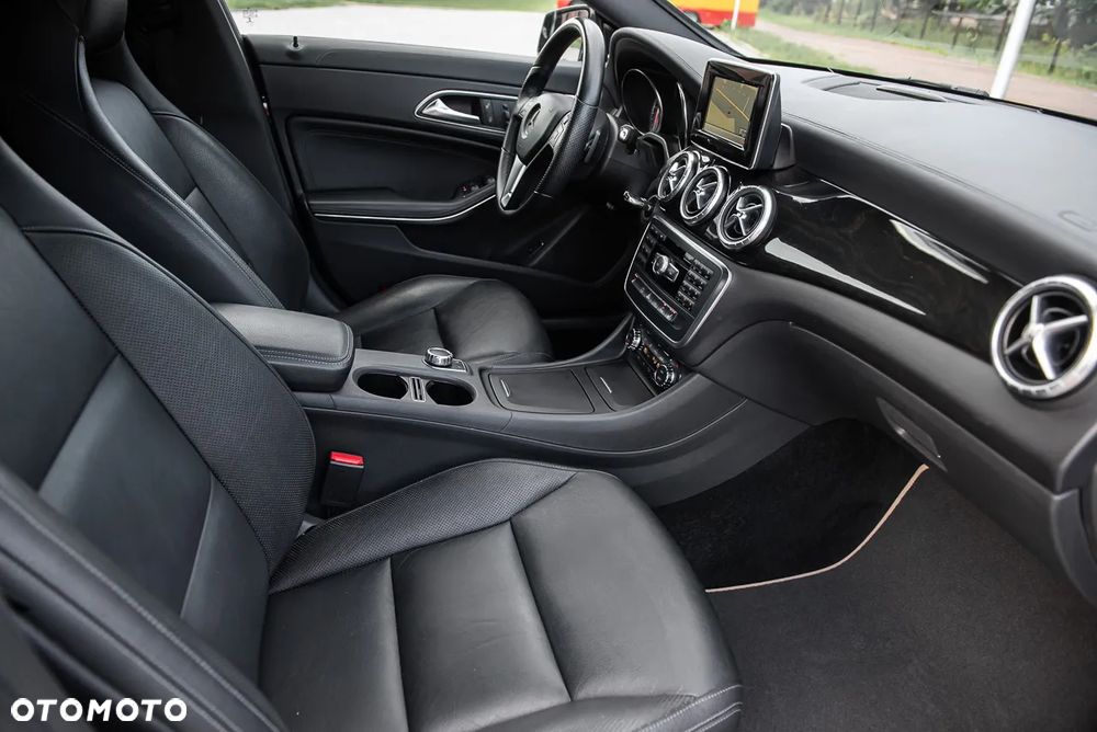 Mercedes-Benz CLA 250 7G-DCT StreetStyle - 18