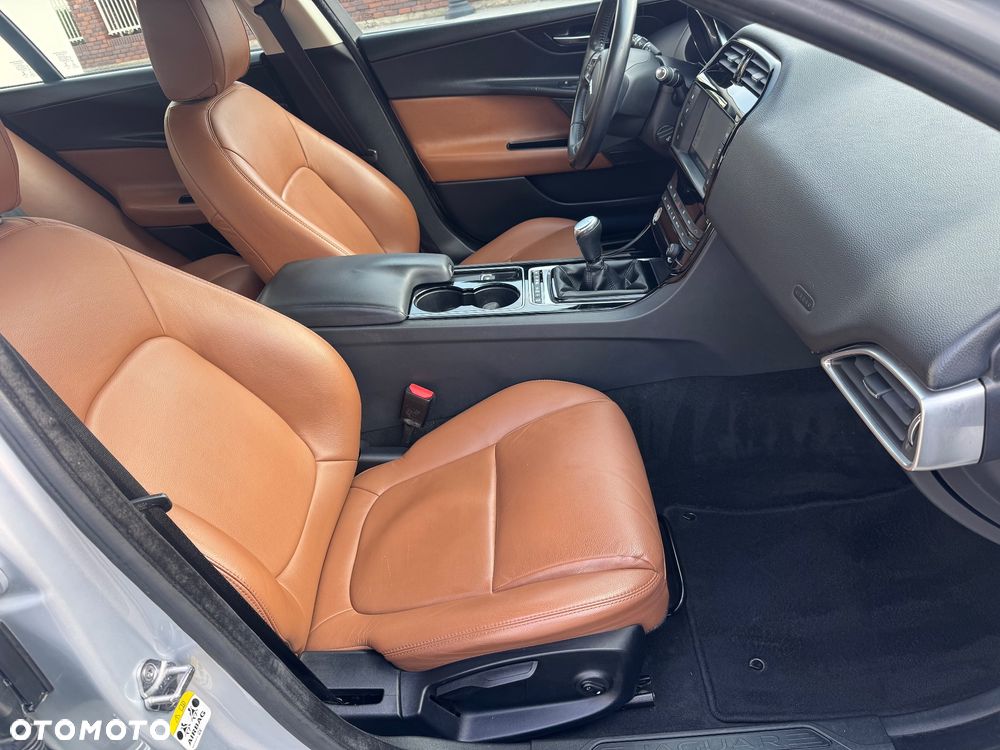 Jaguar XE 2.0 D Portfolio - 18