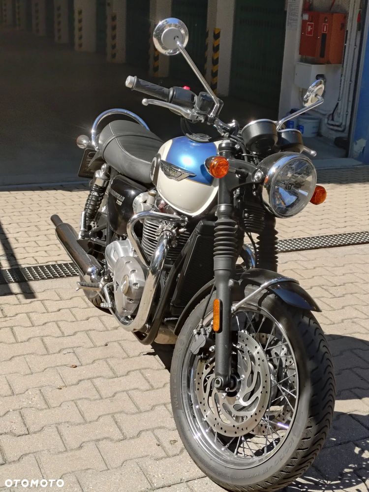 Triumph Bonneville - 4