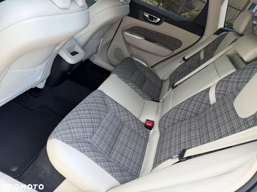 Volvo XC 60 B4 D AWD Momentum Pro - 32