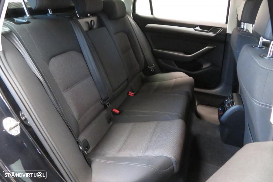 VW Passat Variant 2.0 TDI R-Line DSG - 12