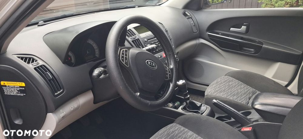 Kia Ceed - 8