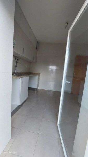 T2 como novo com entrada independente na zona de Pêro Pinheiro/Sintra - Grande imagem: 2/6