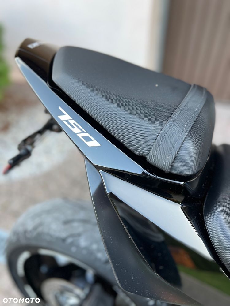 Suzuki GSR - 11