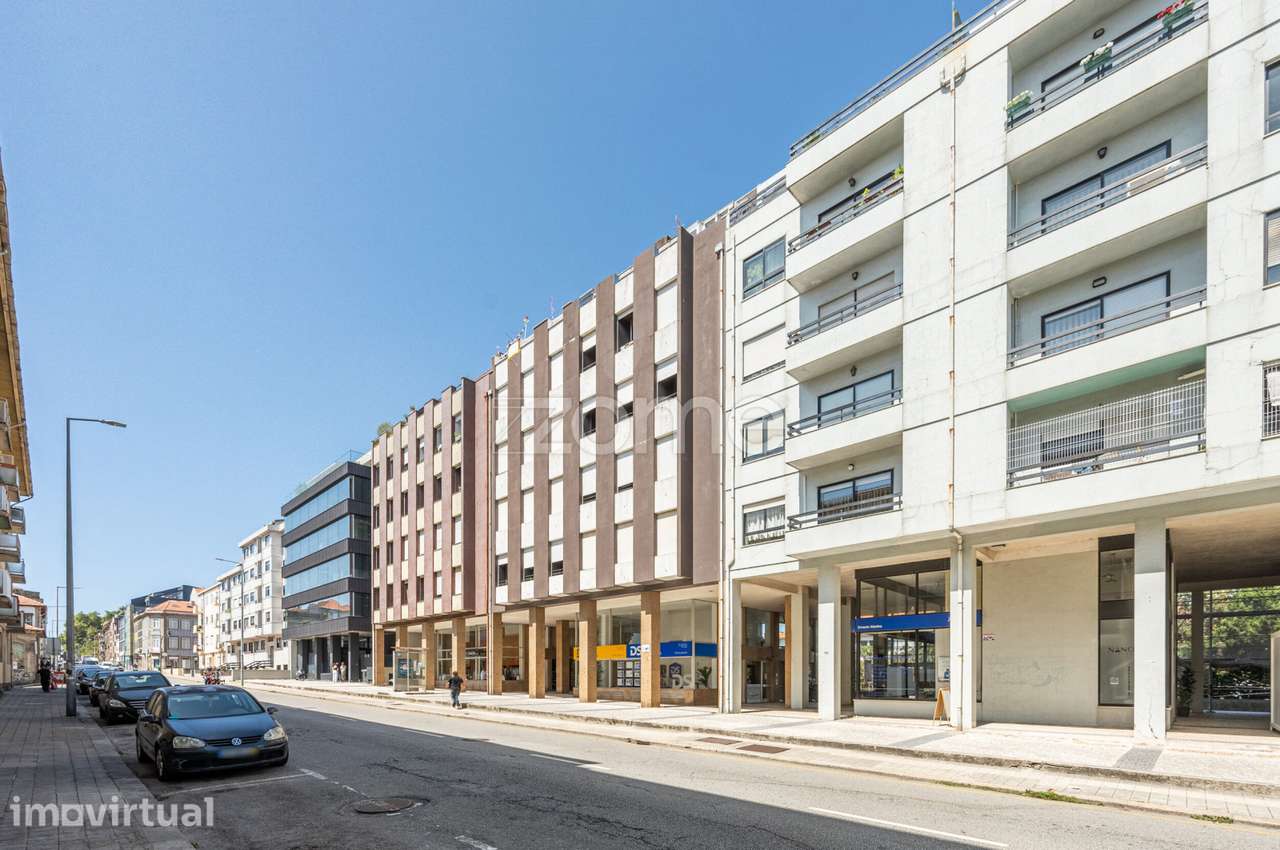 APARTAMENTO T4+1 DUPLEX NA RUA LATINO COELHO - PORTO - Grande imagem: 2/42