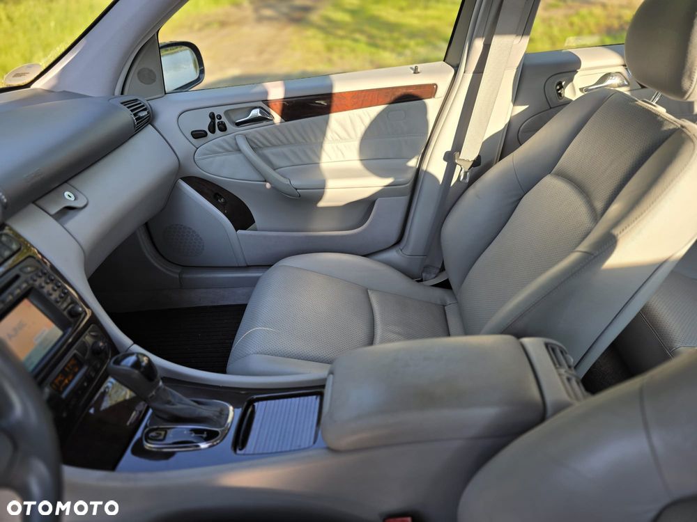 Mercedes-Benz Klasa C 320 4Matic Avantgarde Sport Edition - 38