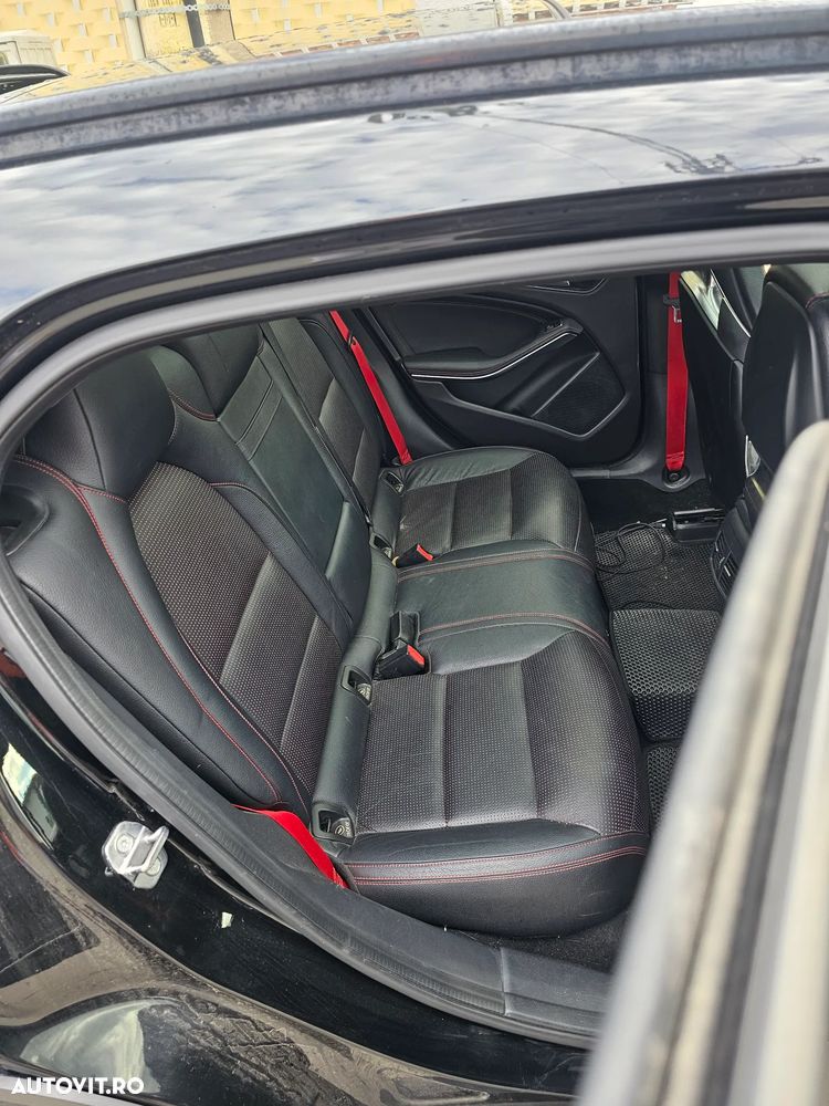 Mercedes-Benz GLA - 12