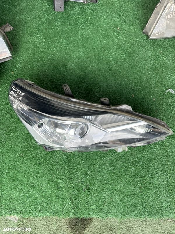 FAR DREAPTA TOYOTA COROLA HALOGEN CU LUPA - 1