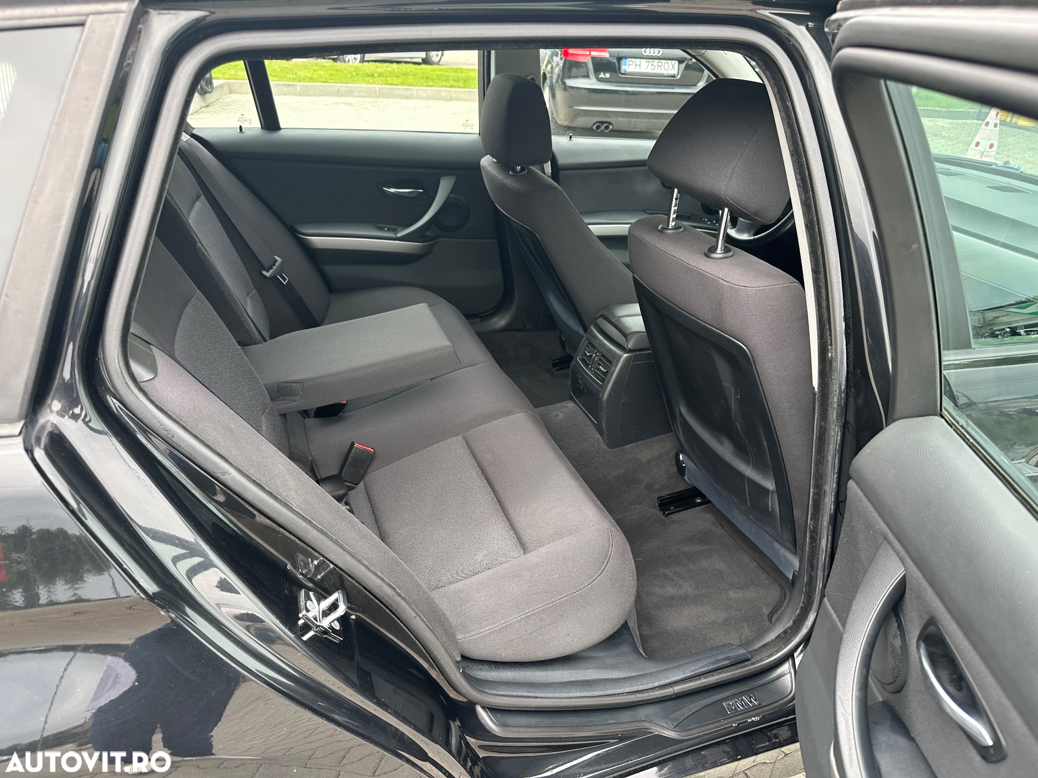 BMW Seria 3 318i Touring - 10
