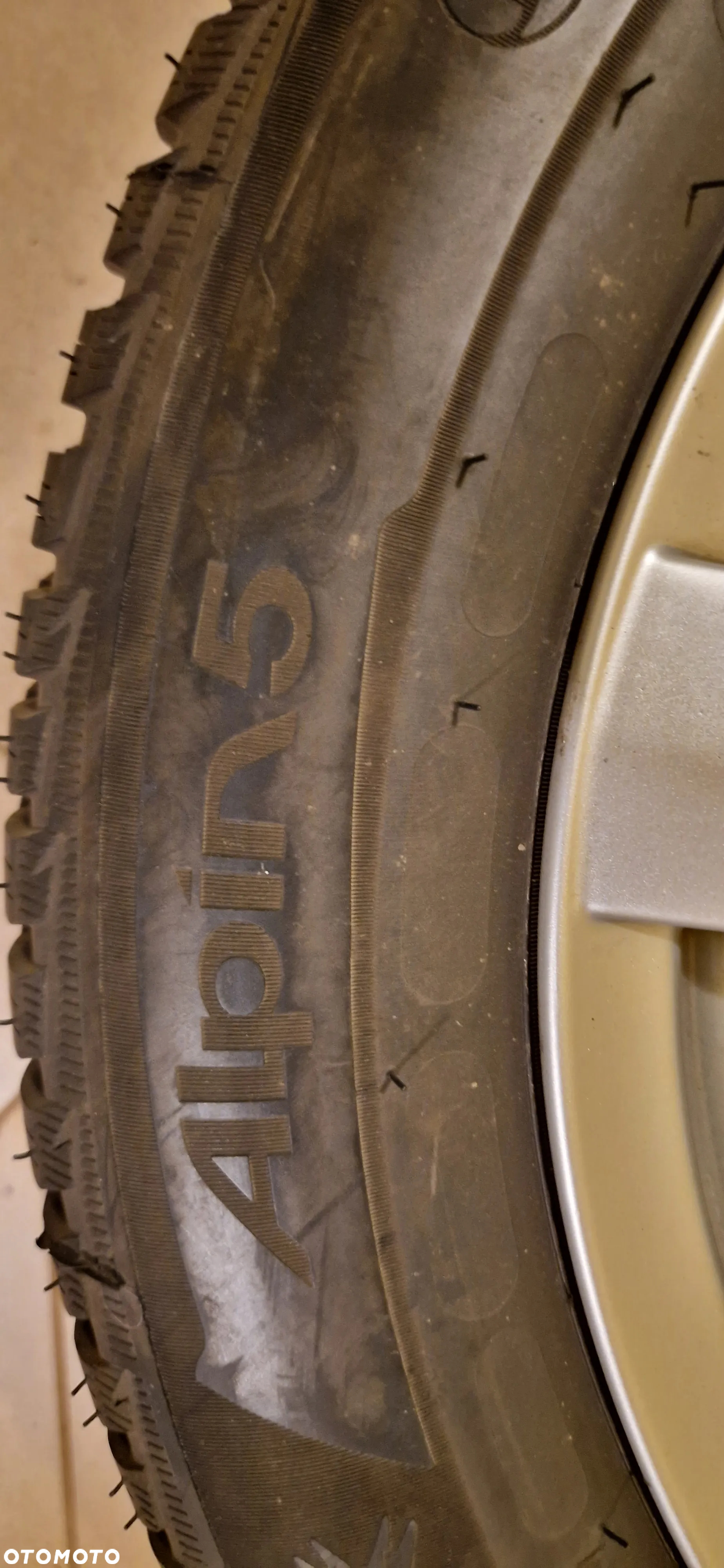 Sprzedam komplet kół z felgami aluminiowymi do VW Passata. Opony Michelin 215/55/R16 - 22