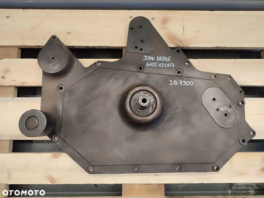 Osłona osprzętu wałka rozrządu R502659 silnika JOHN DEERE 6125HZ007 - 7