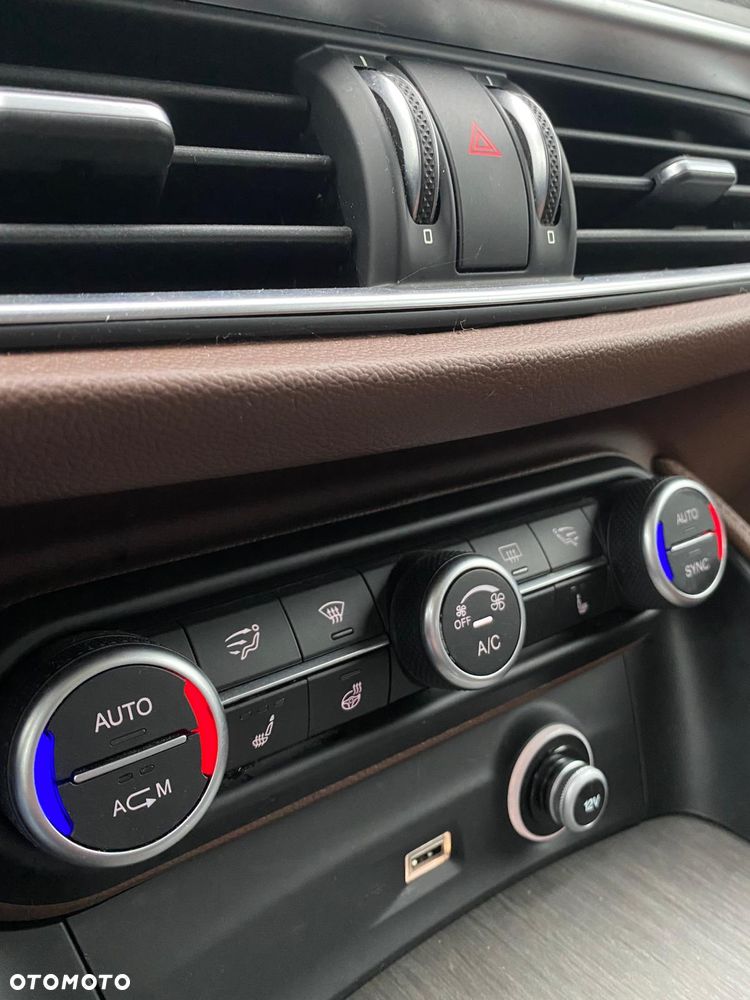Alfa Romeo Stelvio 2.0 Turbo 16V AT8-Q4 Ti - 13
