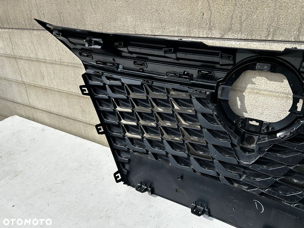 NISSAN QASHQAI III J12 LIFT 62310HN10A ATRAPA ZDERZAKA GRILL POD KAMERĘ ORYGINAŁ - 3