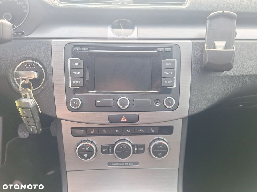 Volkswagen Passat 2.0 TDI DPF BlueMotion Technology Comfortline - 14