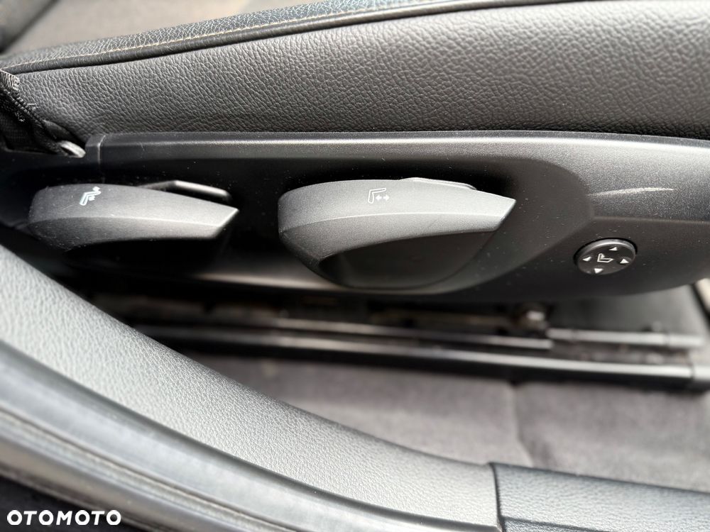 BMW X1 sDrive18d xLine - 27