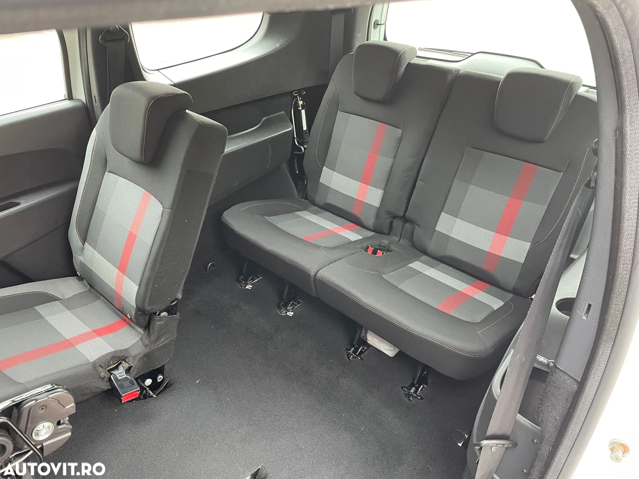 Dacia Lodgy TCe 130 GPF Stepway - 8