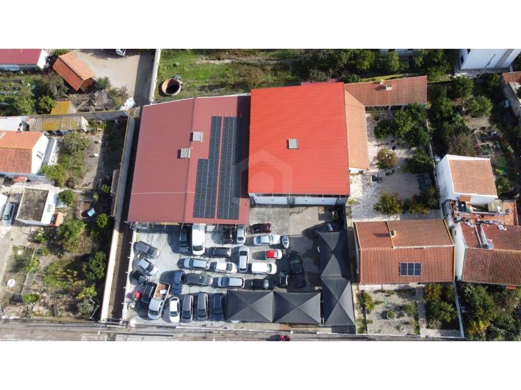 Armazém Espaçoso e Versátil - Excelente Localização junto à N10! - Grande imagem: 2/4
