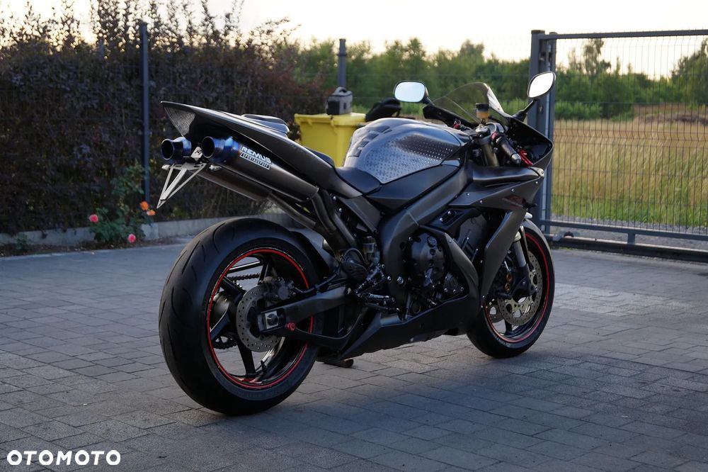 Yamaha R1 - 10