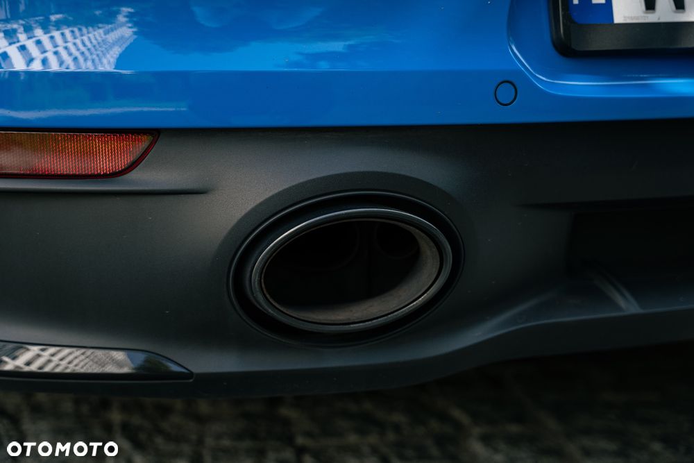 Porsche 911 Carrera 4 GTS - 10