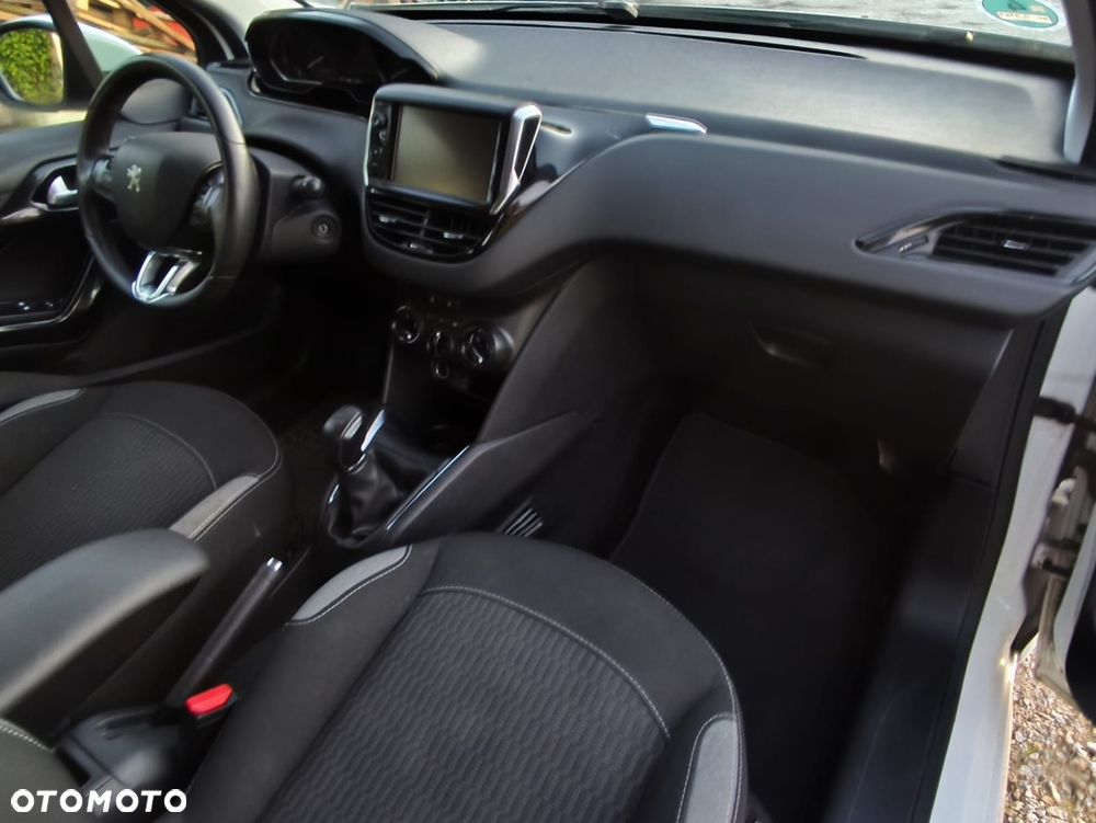 Peugeot 208 PureTech 82 Urban Move - 14