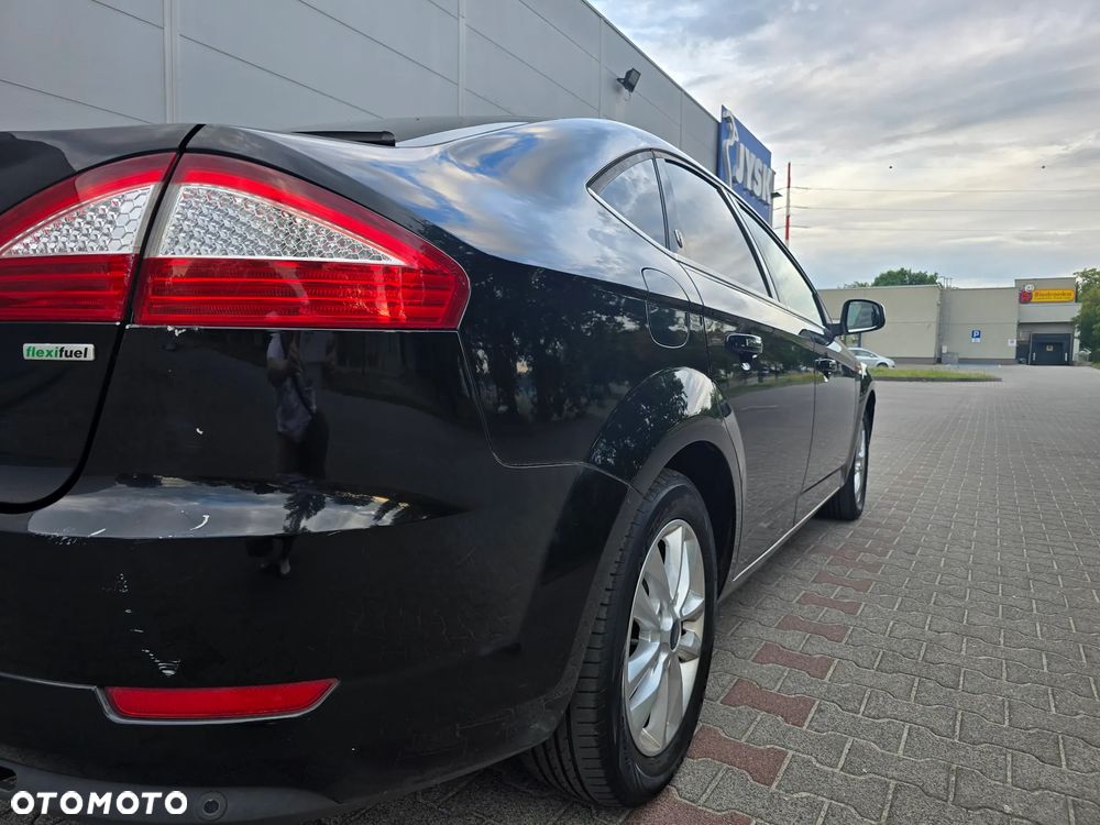 Ford Mondeo 2.0 Ghia - 9