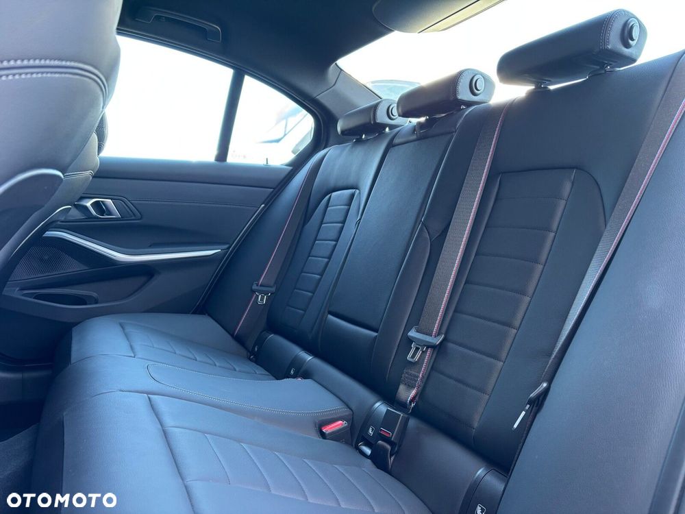 BMW Seria 3 330i xDrive M Sport sport - 18