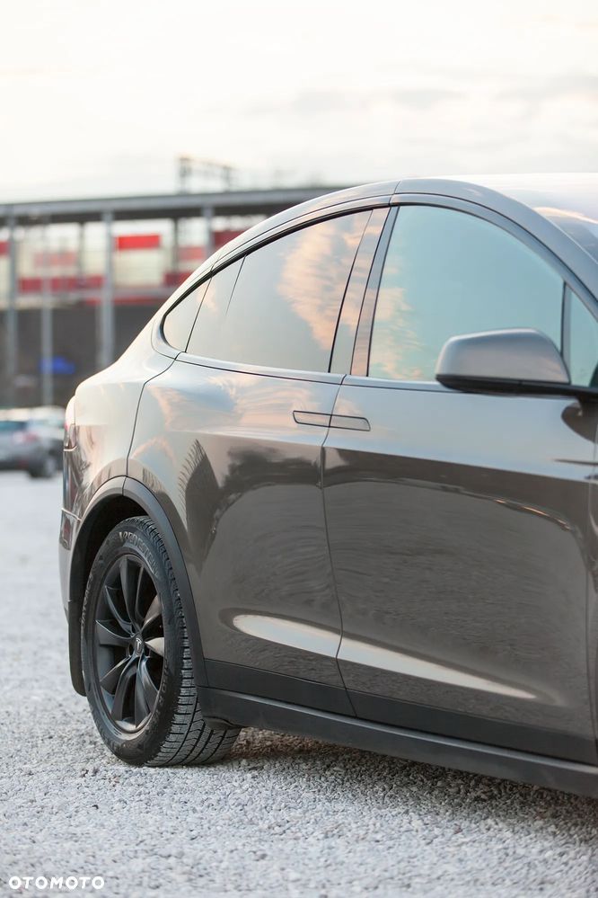 Tesla Model X 90 D - 8
