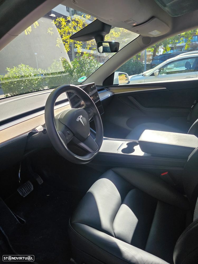 Tesla Model Y - 8