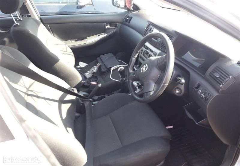 Toyota Corolla E12 2.0 D4D de 2006 disponível para peças - 5
