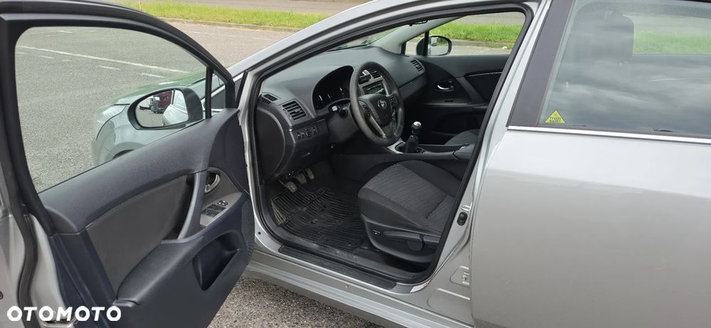 Toyota Avensis 2.0 D-4D - 11