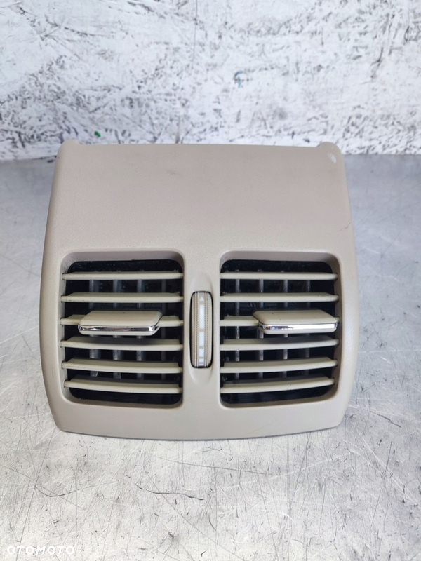 MERCEDES W204 KRATKA NAWIEWU TYŁ JASNA A2048300954