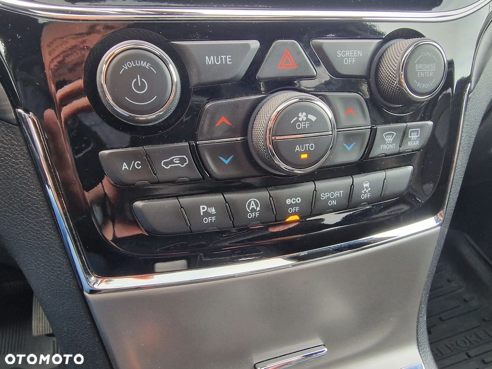 Jeep Grand Cherokee - 31