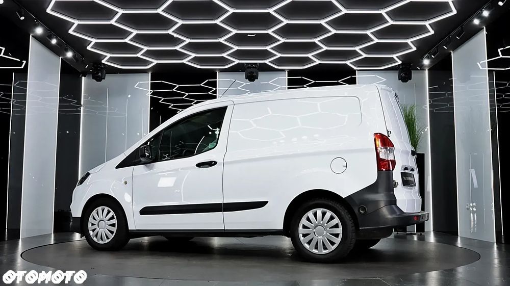 Ford Transit Courier - 11