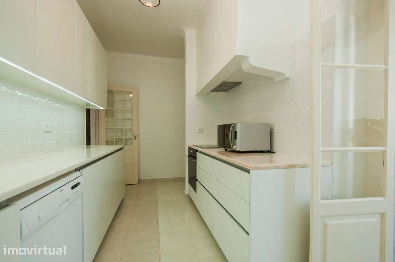 Apartamento T4 Luminoso com Varandas, junto ao Metro do Areeiro - Grande imagem: 3/21