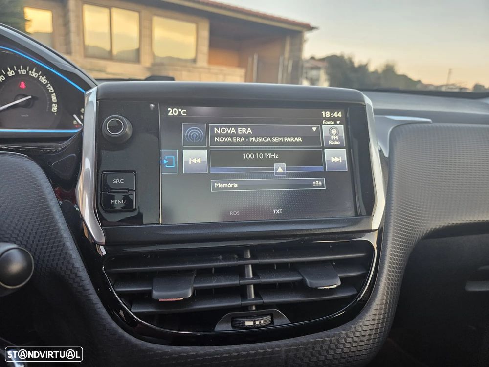 Peugeot 2008 1.2 PureTech Allure EAT6 - 21