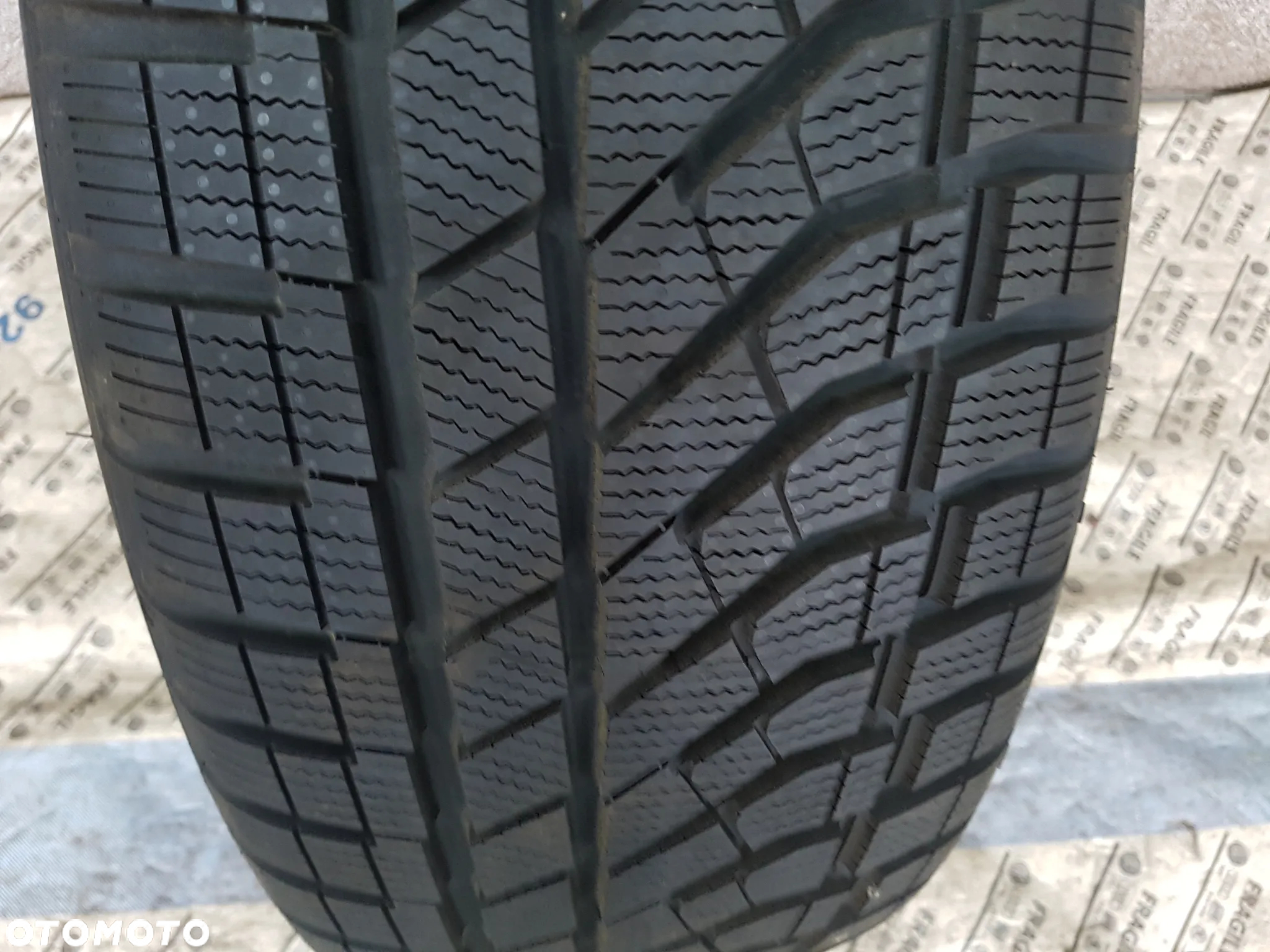 OPONA FALKEN EUROWINTER HS02PRO  235/65R17  235/65/17 - 3