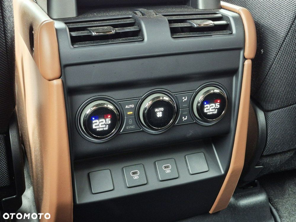 Land Rover Defender - 27