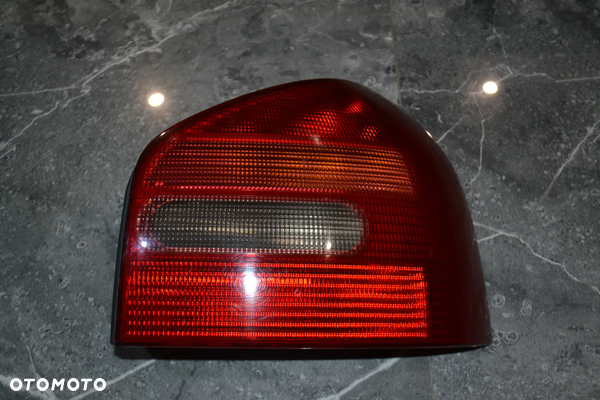 AUDI A3 8L LAMPA TYŁ TYLNA PRAWA KOMPLETNA ORYGINAŁ 8L0945096