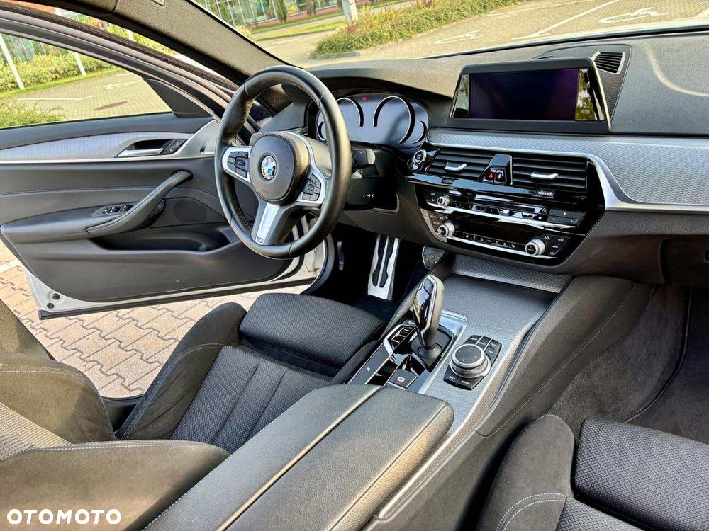 BMW Seria 5 518d M Sport - 10