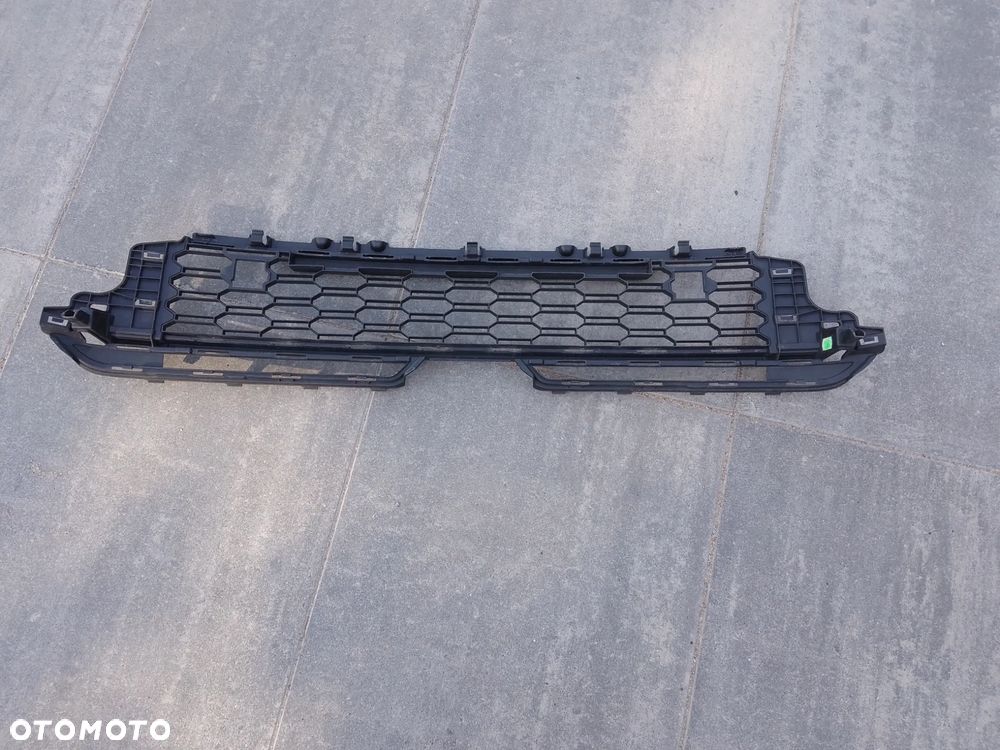 SKODA KAMIQ ATRAPA KRATKA ZDERZAKA ŚRODKOWA 658853677 IGŁA - 4