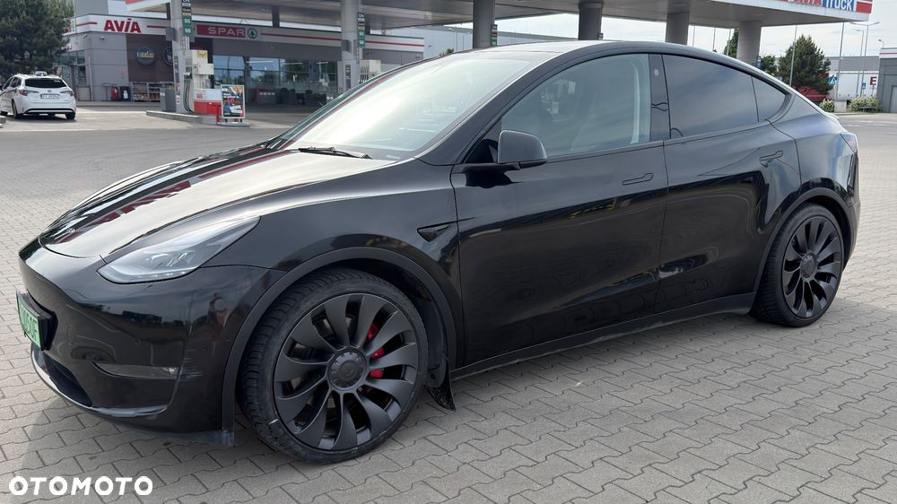 Tesla Model Y - 8